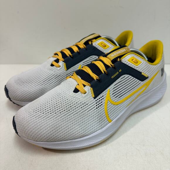 WORN TWICE Nike Zoom Pegasus 40 Michigan Wolverines White / Blue / Maize 11.5 - Picture 3 of 11